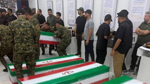 📍 Bu beş tabutta, ABD ve Suudi Arabistan’ın Irak’a yönelik dün geceki saldırısında öldürülen Devrim Muhafızları (IRGC) teröristlerinin cesetleri