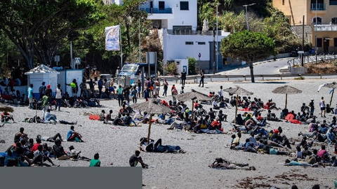 More than 1,000 migrants are remaining near the center for migrants in