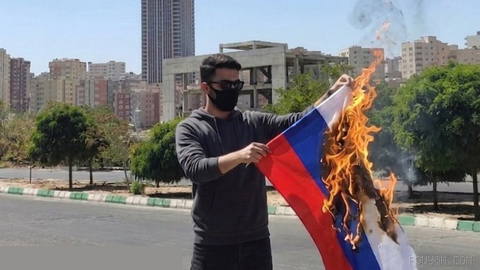⏺بعد از ماجرای دریای کاسپین (خزر) یک موج ضد روسی شدیدی تو فضای مجازی راه افتاده که یکی به این شکل توی تبریز پرچم روسیه ر…