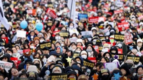 Reuters: Güney Kore’de savaş karşıtı protestocular ABD’nin Seul’deki büyükelçiliği önünde toplandı