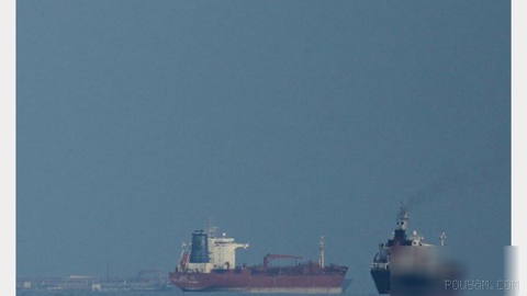 Çin’le bağlantılı iki dev tanker, Hürmüz Boğazı’ndan dönerek geçti; ancak deniz taşımacılığındaki risk yüksek kaldı