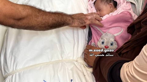 📸 A Palestinian child bids farewell to her father Mohammed Al-Attar, who