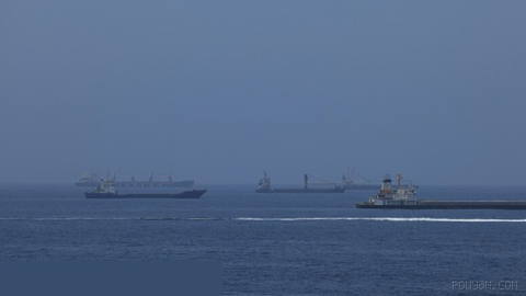 💥 Tanker struck by unknown projectile in Strait of Hormuz