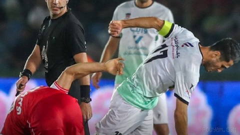🔻ISNA reports that Faresheid Ismaili, a player for Zob Ahan, after the final whistle