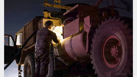 📷 U.S. Central Command (CENTCOM) publishes an image of an American Army soldier refueling a heavy tactical truck (HMMWV) in the Middle East