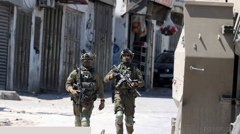 Israeli forces arrest three Palestinians and a US journalist in separate