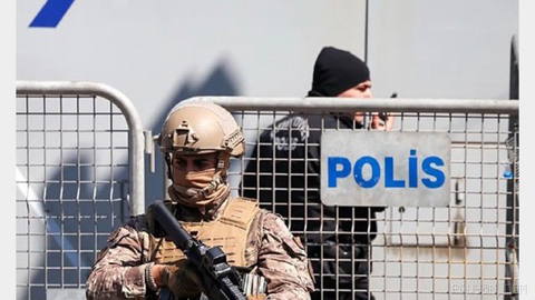 Salı sabahı Türkiye’nin Manisa ilindeki Turgutlu ilçesinde bir liseye silahlı bir kişinin saldırısı: Bir öğrenci öldü, dört kişi yaralandı