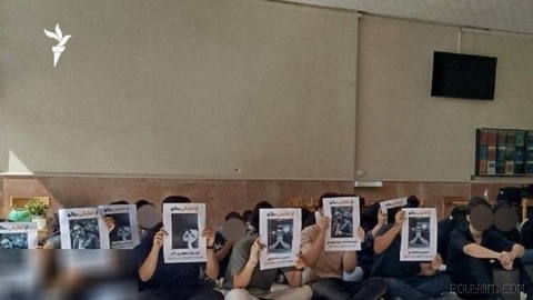 🔸جمعی از دانشجویان دانشگاه خواجه‌نصیر روز یکشنبه ۱۲ مهر با در دست داشتن