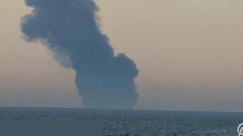 🚢 یک نفتکش حامل نفت خام در تنگه هرمز به وسیله یک پرتابه ناشناس برخورد کرد