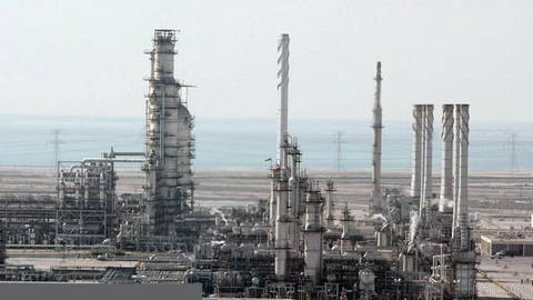 İsabet eden füze saldırıları Suudi Arabistan’ın doğusundaki Ras Tanura petrol rafinerisini doğrudan vurdu