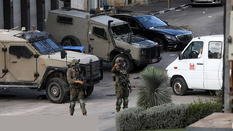 🚨 Israeli army continues raids in Hebron, occupied West Bank, for 8th