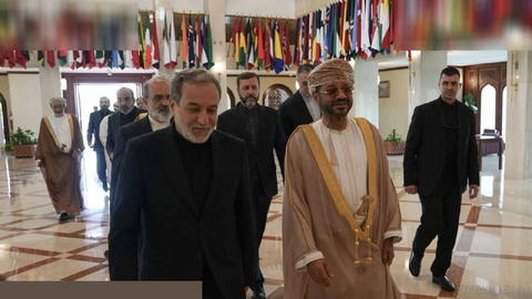 Badr el-Busaidi, ülkemizin Dışişleri Bakanı Seyyit Abbas Aragçi’yi Umman Dışişleri Bakanlığına varışının ilk anında karşıladı