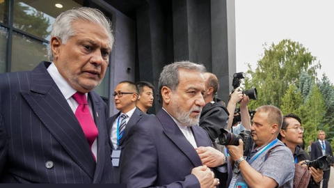 Iraqchi alongside Pakistan’s foreign minister at a meeting of the Shanghai Cooperation Organisation ministers