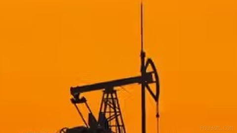 Oil prices in Sunday evening trading saw a sudden drop of about six percent.