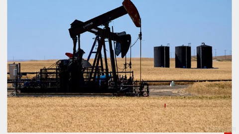 Oil prices recorded the biggest one-day drop since April 18 on Monday.