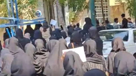 احمد نجاتیان، رییس کل سازمان نظام پرستاری گفت: «سالانه حدود پنج هزار نفر