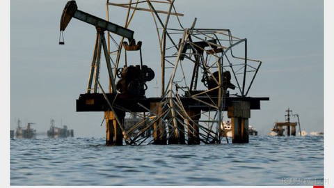 Venezuela signed oil contracts with two U.S. companies to increase the capital needed to produce its crude oil.