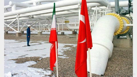 Bloomberg, ABD’nin yaptırımların ekonomik olarak İran İslam Cumhuriyeti’ni izole etmeyi hedefleyen tehditlerinin hayata geçirilmesi halinde Türkiye’nin doğal gaz tedarik kaynaklarının kayda değer bir kısmını kaybedebileceğini bildiriyor