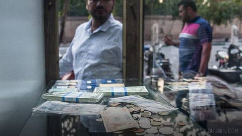 İran İslam Cumhuriyeti Merkez Bankası, 10 Mehr Cuma günü yaptığı açıklamada, piyasa dövizini “ekonomik gerçeklerle daha uyumlu bir yola” geri döndürmek ve dalgalanmaları yönetmek için…