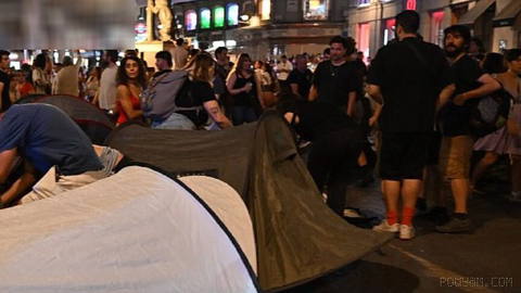 Cumartesi günü 87 yaşındaki Maricarmen’in tahliyesine ilişkin protestonun ardından şimdi Madrid’in Puerta del Sol’unda yaklaşık 150 çadır yer alıyor