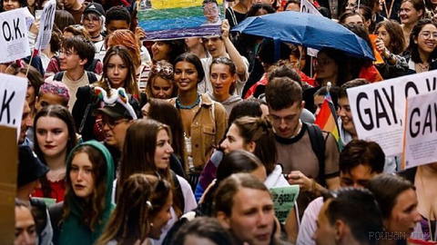 Başkentteki yürüyüşe liderlik eden Paris Belediye Başkanı Emmanuel Grégoire,