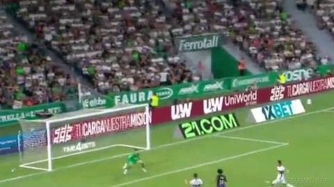 From the penalty spot; ⚽ Barcelona’s first goal by Raphinha in the 14th minute: Elche 0 - Barcelona 1 🎥 Watch the goal ❗ The Brazilian captain celebrated after scoring in a Spider-Man style, which people on social media linked to the story of Julián Álvarez’s transfer.