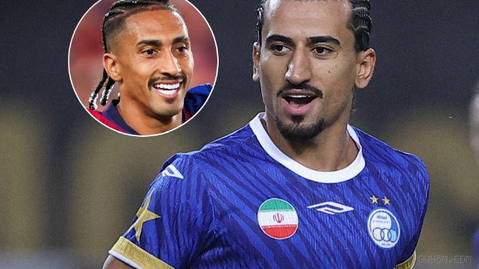 Amid cheers from fans; 🔵 Players of Esteghlal and Persepolis enter the field 📣 Send your videos of football match moments vertically to us on Telegram so they can be published with your name. 🙏 Telegram ID 🆔