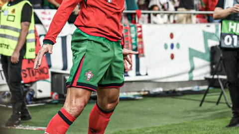 پایان CR7 را اعلام کردند!؟ تصمیم عجیب فدراسیون فوتبال پرتغال 👀 هنوز 24 ساعت از اتفاقات جنجالی شب گذشته نگذشته که شماره 7…