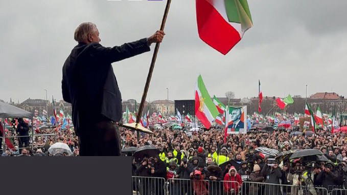 Senator Lindsey Graham, after posting this photo of himself in Munich, wrote: I was incredibly honored to be able to speak in Munich at a rally of 250,000...