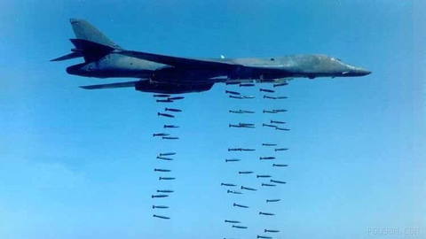 Image of the U.S. Rockwell B-1 Lancer bomber dropping more than 77 MK-82 bombs 🔥