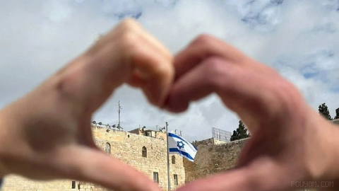 היום, ביום האהבה של היהודים, הלבבות שלנו מלאים באור ובאהבה יותר מתמיד.