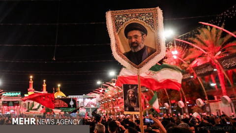میلیون‌ها عزادار در شب عید اربعین در بین‌الحرمین کربلا برای گرامیداشت شهادت امام حسین (ع) و یارانش با برگزاری مراسم عزاد…
