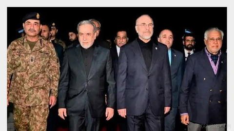 Pakistan, İslam Cumhuriyeti’nin meclis başkanı ve dışişleri bakanını bölgedeki gelişmeler hakkında acil istişare için davet etti.