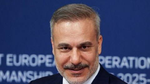 Hakan Fidan, Türkiye Dışişleri Bakanı, Perşembe günü yaptığı açıklamada, İslam Cumhuriyeti ile ABD arasındaki görüşmelerin “iyi haberlerle” sonuçlanmasını ve Hürmüz Boğazı’nda ateşkes ile yeniden açılmaya yol açmasını umduğunu söyledi