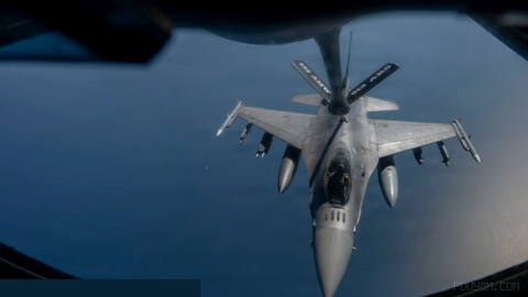 ABD Hava Kuvvetleri’ne ait bir F-16 savaş uçağı, Orta Doğu bölgesinin bölgesel suları üzerinde devriye uçuşu sırasında havadan yakıt ikmali yapıyor…