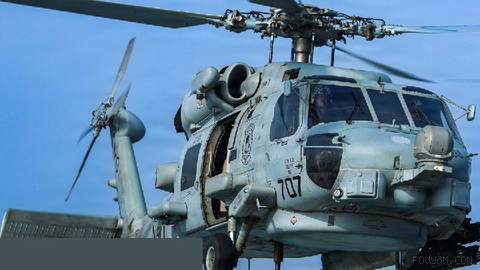 מסוק מסוג MH-60 סיהוק של הצי האמריקאי מעל סיפון הטיסה של המשחתת האמריקאית USS מיסון (DDG-87) בעודו מרחף...