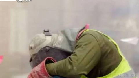 A city metro project worker in Ahvaz set himself on fire after five months of delayed salary payments and sudden dismissal in front of the Ahvaz municipality headquarters