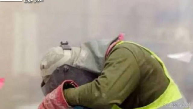 A city metro project worker in Ahvaz set himself on fire after five months of delayed salary payments and sudden dismissal in front of the Ahvaz municipality headquarters