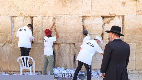 מאיראן, עיראק, לבנון, קטאר, מצרים ומעבר לכך... מיילים עם משאלות לשלום הגיעו אל הכותל המערבי בירושלים