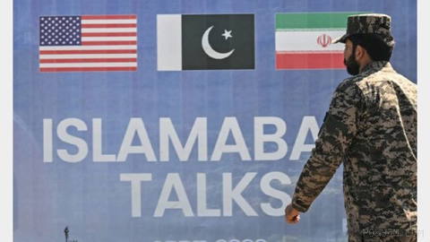 محمد اسحاق دار، معاون نخست‌وزیر و وزیر امور خارجه پاکستان، در تماسی