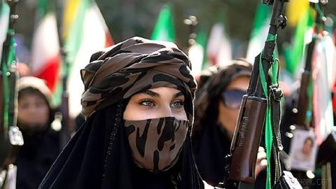 همزمان با تشدید بحران اقتصادی جمهوری اسلامی و افزایش نارضایتی مردم، سپاه
