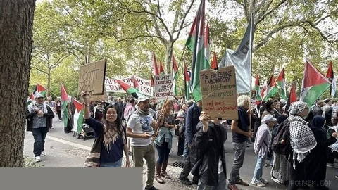 مردی سالخورده که پیراهن «با ایران همراه باشید» با تصویر پرچم ایران بر تن داشت، در جریان سرکوب پلیس به‌شدت زخمی شد