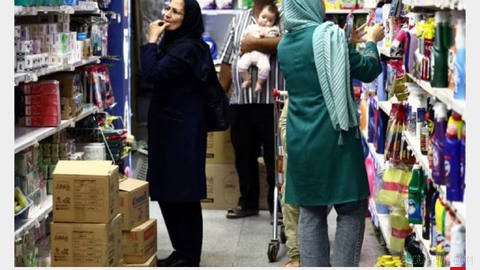 مرکز آمار ایران نرخ تورم ماهانه مهر را چهار و چهار دهم درصد و نرخ تورم سالانه را ۷۶ و هشت دهم درصد اعلام کرد.