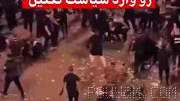 بین پلیس عراق و زائران ایرانی در عراق مقابل موکب آیت الله سید صادق شیرازی (مخالف حکومت ایران ) درگیری پیش اومده که پلیس …
