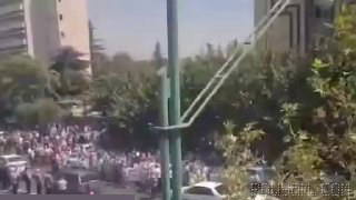 Emekli telekom çalışanlarının Tahran’da protesto gösterisi ve yürüyüşü