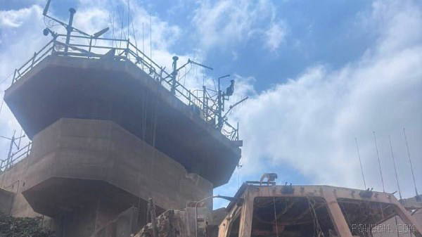 👈 כלי תקשורת בישראל פרסמו תמונה של רכב צבאי שנהרס במהלך המלחמה על ידי מל"ט מתאבד של חיזבאללה באזור לאורך גבול לבנון…