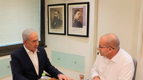 〰 Israel’s prime minister, Netanyahu, met with Roman Gofman, head of the Mossad, tonight at the Mossad headquarters.