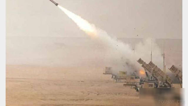 ارتش کویت اعلام کرد نیروهای مسلح این کشور در حال مقابله با اهداف هوایی متخاصم در داخل حریم هوایی کویت هستند.