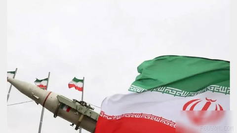 سپاه پاسداران انقلاب اسلامی می‌گوید روز یکشنبه به دو کشتی که قصد خروج از تنگه هرمز از «مسیر ناایمن» داشتند، حمله کرده اس…