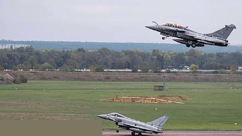 Britain and France hold first joint drill involving airborne nuclear